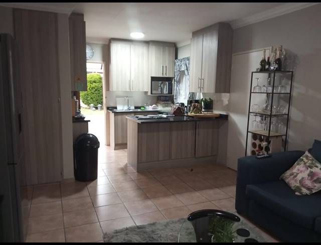 2 BEDROOM TOWNHOUSE FOR SALE IN PETERSFIELD